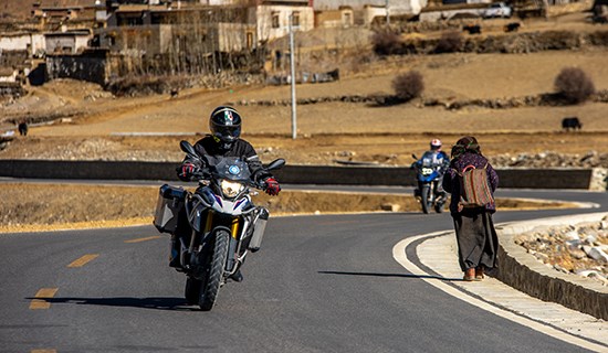 Voyage en moto de Lhassa vers Katmandou via Everest( Moto BMW)